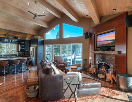 Tahoe Donner Log Cabin with Private Hot Tub

