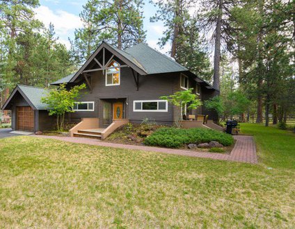Pinecone Lodge - Western themed, updated 3 bedroom / 2.5 bath on large lot. Full of grass for the whole family to enjoy.

